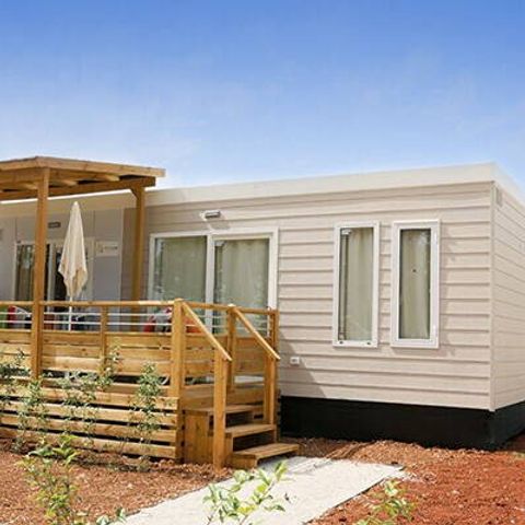 Mobile home 6 persons - Mobil-home | Classic | 3 Bedrooms | 6 Pers. | Terrace with elevated roof, not covered | Air conditioning.