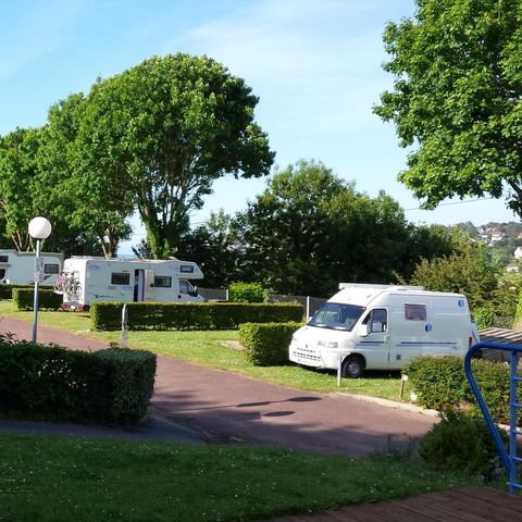 Pitch - Nature package - 1 tent - Caravan or camper / - 1 car
