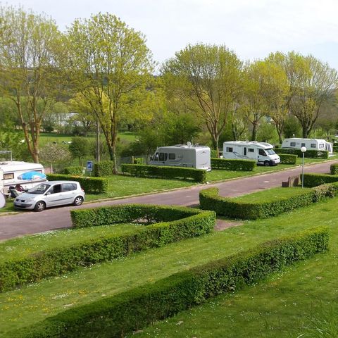 Pitch - Nature package - 1 tent - Caravan or camper / - 1 car