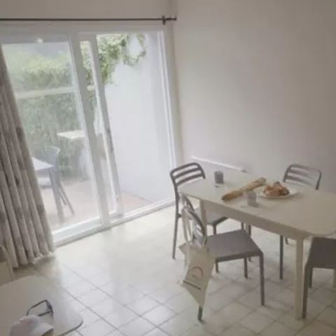 STUDIO 4 people - TV + dishwasher