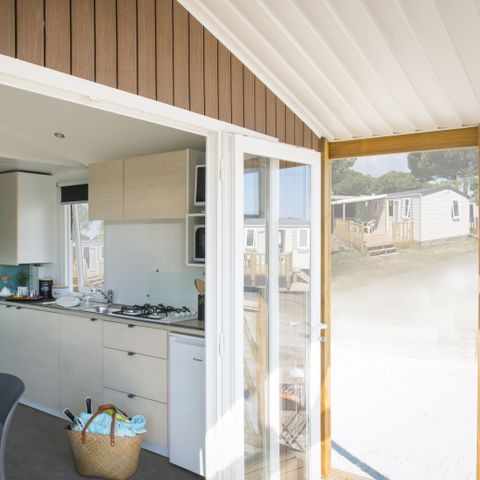 Mobile home 4 persons - Premium 25 m² with covered terrace - 2 bedrooms + TV + Dishwasher + BBQ