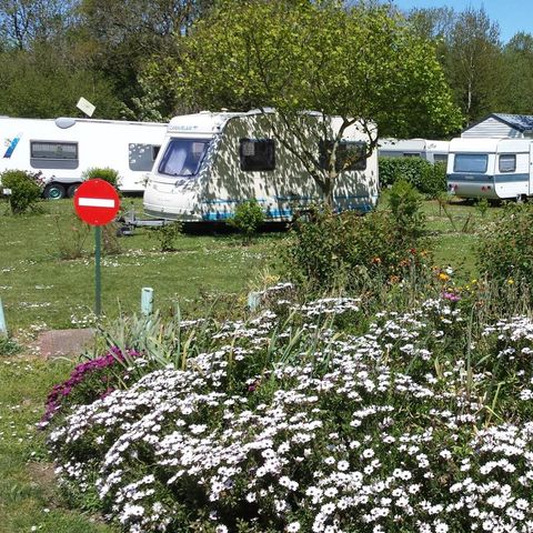 Pitch - Privilege package(1 tent + 1 car or 1 caravan + 1 car or camper van / 13A electricity)+Water connection and drainage