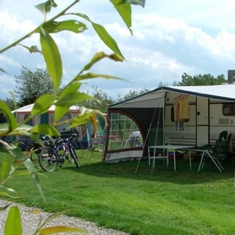 Pitch - Privilege package(1 tent + 1 car or 1 caravan + 1 car or camper van / 13A electricity)+Water connection and drainage