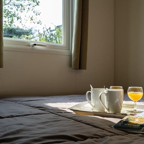 MOBILE HOME 2 people - Mobile-home Beach 18.6m² (over 10 years old) (1 bedroom) + Semi-covered wooden terrace + TV for 2 people