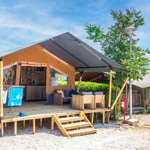 Canvas and wooden tent 4 persons - Safari tent + sanitary + airco (4P)