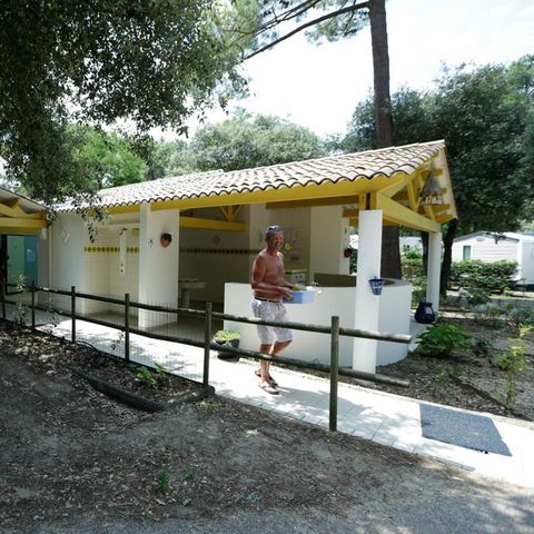 Pitch - Privilege package (1 tent, caravan or motor home / 1 car / 10A electricity) + Water connection and drainage