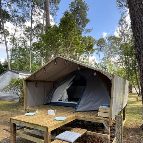 UNUSUAL ACCOMMODATION 2 people - Bike shed, wooden floor, table