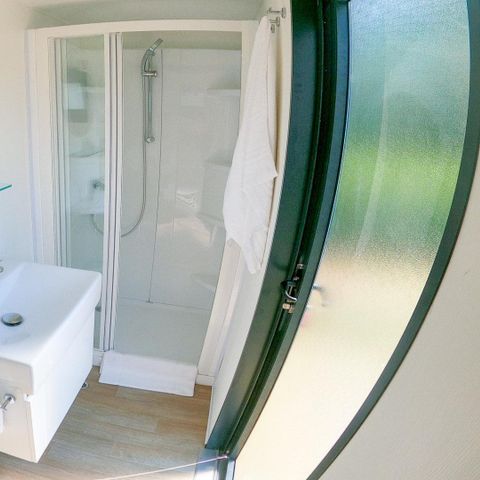 Pitch - Comfort pitch with sanitary facilities - 75m² - 6 amp