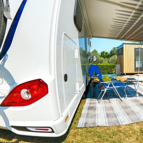 Pitch - Comfort pitch with sanitary facilities - 75m² - 6 amp