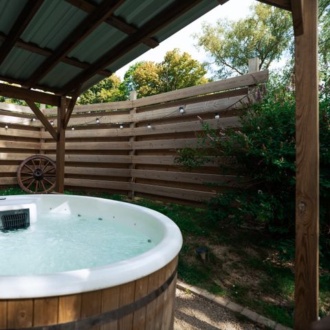 UNUSUAL ACCOMMODATION 2 people - POD + PRIVATE JACUZZI - 1 Bedroom