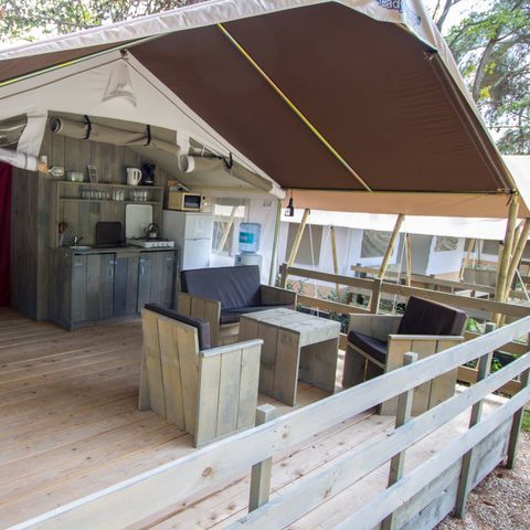 Canvas and wooden tent 5 persons - Luxury sanitary safari