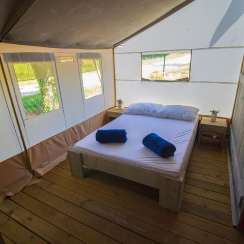 Canvas and wooden tent 5 persons - Luxury sanitary safari