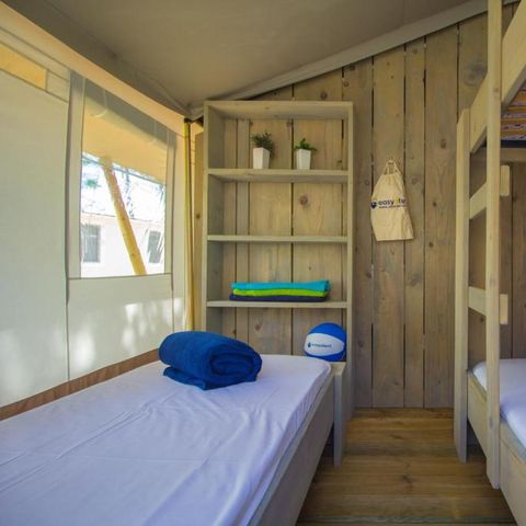 Canvas and wooden tent 5 persons - Luxury sanitary safari