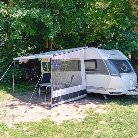 Pitch - Comfort package (1 tent, caravan or camper / 1 car / electricity 6A)
