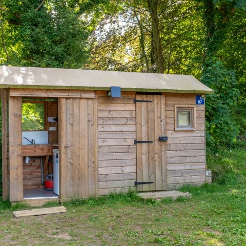 Pitch - Premium package: 6A pitch with a Freecamp (hut with sanitary facilities)