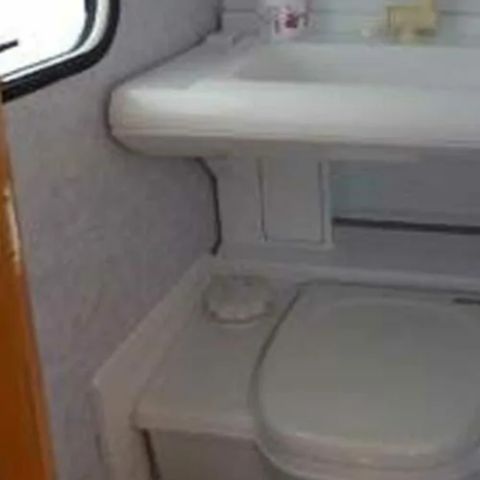 CARAVAN 3 people - Caravan (beds made up on arrival, no extra charge)