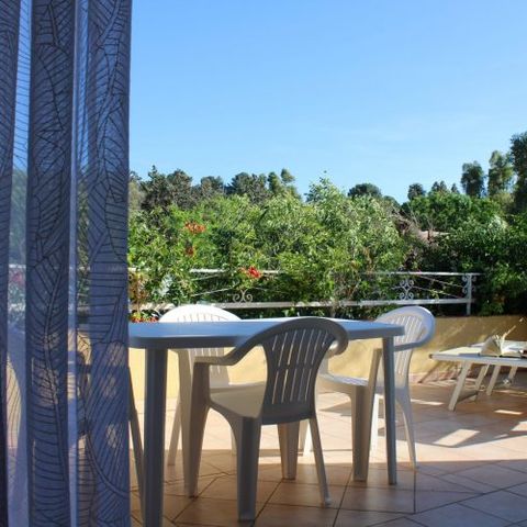 APARTMENT 4 people - 2-room flat 40m² - shower - TV - air conditioning