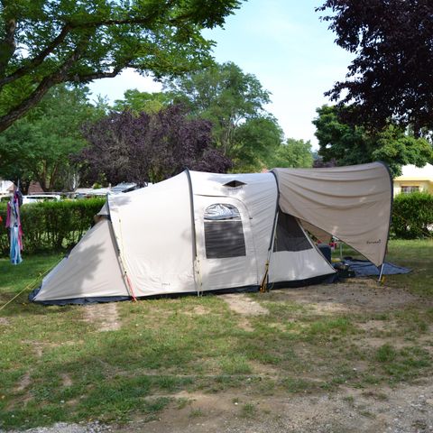 Pitch - Comfort package (1 tent, caravan or motor home / 1 car / 10A electricity) 1/6 pers