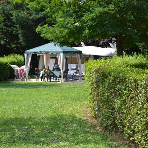 Pitch - Comfort package (1 tent, caravan or motor home / 1 car / 10A electricity) 1/6 pers