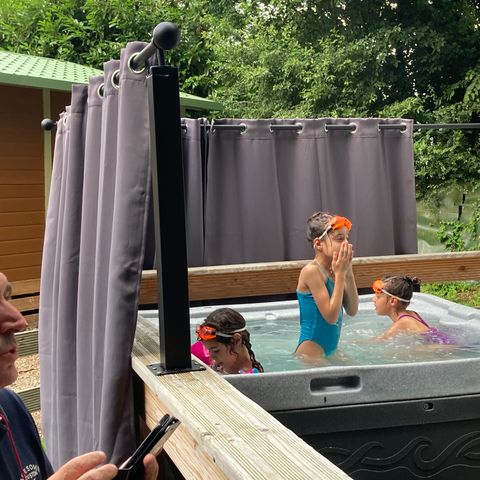 BUNGALOW 2 people - 11-Bungalow Les Croisettes 30m2 (2bed - 2/6pers) + jaccuzzi + beds made up + towel + drinks kit - price for 2 people