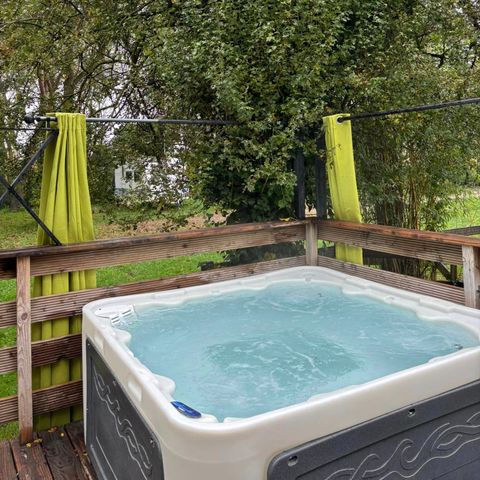 UNUSUAL ACCOMMODATION 2 people - 16-Tiny House 17m2 (2bed - 1/4 pers.) + Jaccuzzi + Beds made up + towel + drinks kit + TV + air conditioning - price for 2 people