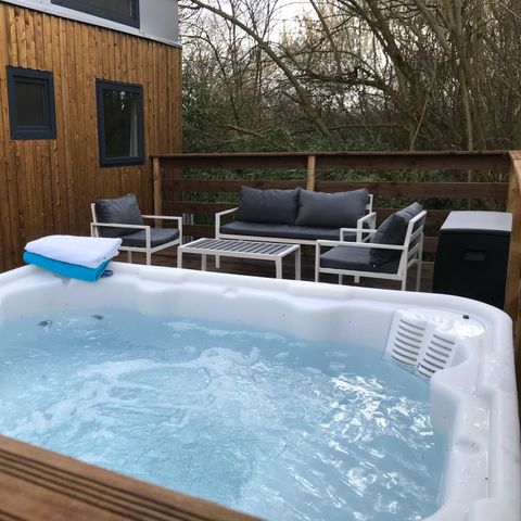 UNUSUAL ACCOMMODATION 2 people - 16-Tiny House 17m2 (2bed - 1/4 pers.) + Jaccuzzi + Beds made up + towel + drinks kit + TV + air conditioning - price for 2 people