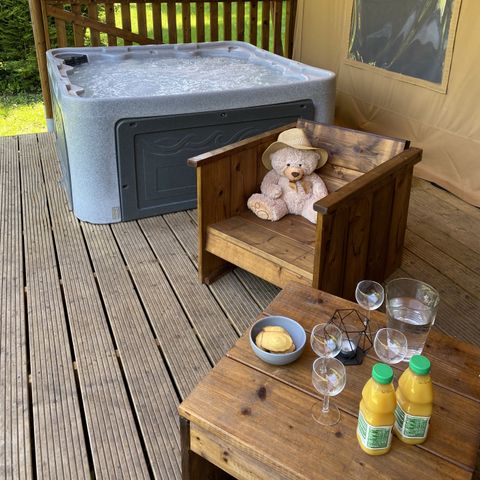 CANVAS AND WOOD TENT 2 people - 17-Tente safari Woody Deluxe 30m2 (2bed - 2/5 pers.) + Jaccuzzi + Beds made up + towel + drinks kit - price for 2 people