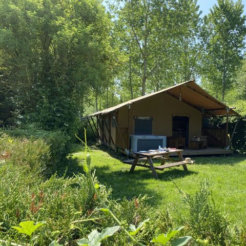 CANVAS AND WOOD TENT 2 people - 17-Tente safari Woody Deluxe 30m2 (2bed - 2/5 pers.) + Jaccuzzi + Beds made up + towel + drinks kit - price for 2 people