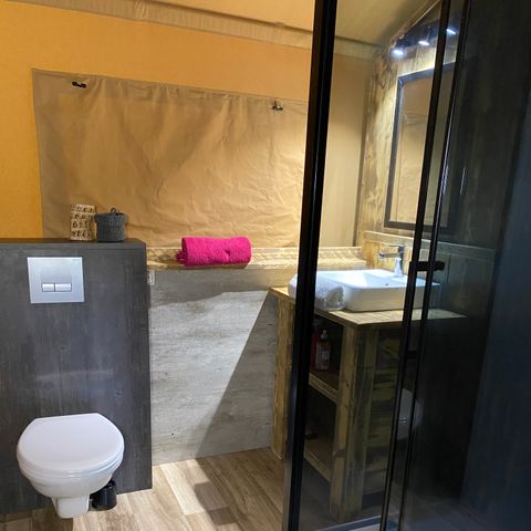 CANVAS AND WOOD TENT 2 people - 17-Tente safari Woody Deluxe 30m2 (2bed - 2/5 pers.) + Jaccuzzi + Beds made up + towel + drinks kit - price for 2 people