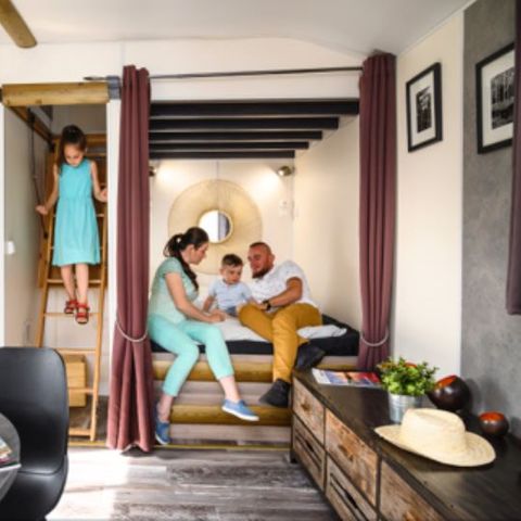 UNUSUAL ACCOMMODATION 2 people - 18-Château Mobile 28m2 (2bed - 2/6pers.) + TV+Clim + Jaccuzzi + made-up beds + towels + drinks kit - price for 2 people