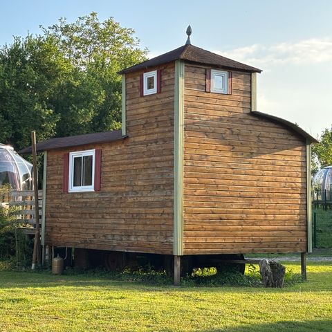 UNUSUAL ACCOMMODATION 2 people - 18-Château Mobile 28m2 (2bed - 2/6pers.) + TV+Clim + Jaccuzzi + made-up beds + towels + drinks kit - price for 2 people