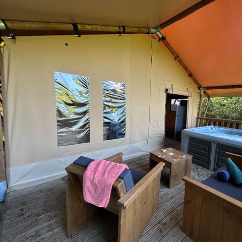 CANVAS AND WOOD TENT 2 people - 19-Tente safari XXL Deluxe pilotis 50m2 (3ch - 2/7 pers.) +Spa Air+Beds made up+towels+drinks - price for 2 people