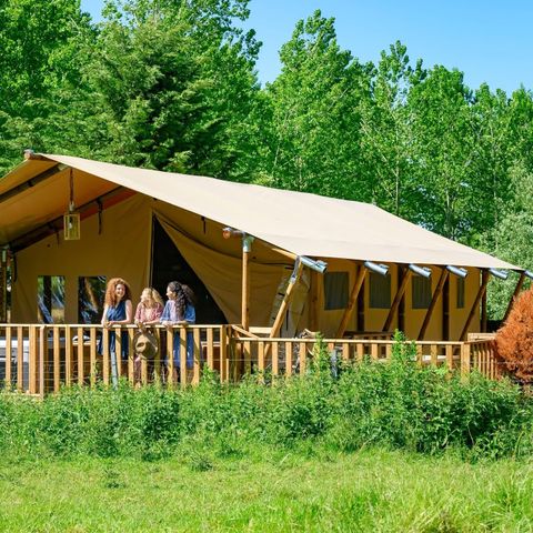 CANVAS AND WOOD TENT 2 people - 19-Tente safari XXL Deluxe pilotis 50m2 (3ch - 2/7 pers.) +Spa Air+Beds made up+towels+drinks - price for 2 people