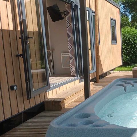 CANVAS AND WOOD TENT 2 people - 21-Luxe lodge + outdoor jacuzzi + made-up beds + towels + hot drinks kit - price for 2 people
