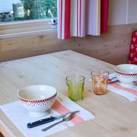 UNUSUAL ACCOMMODATION 4 people - 2-bedroom 2-clover caravan