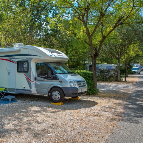 Pitch - Tent - Caravan or motor home - Vehicle - 10 Amp - Electricity.