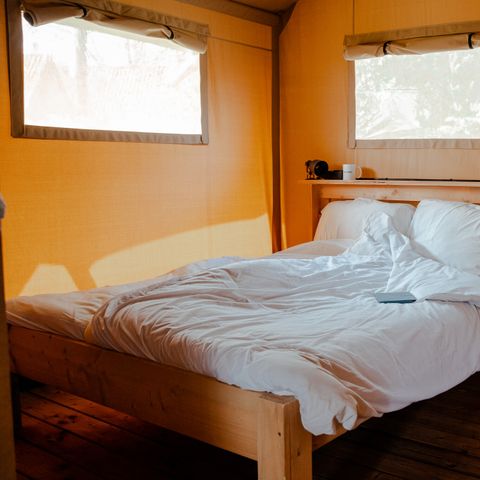 CANVAS AND WOOD TENT 4 people - including sanitary facilities