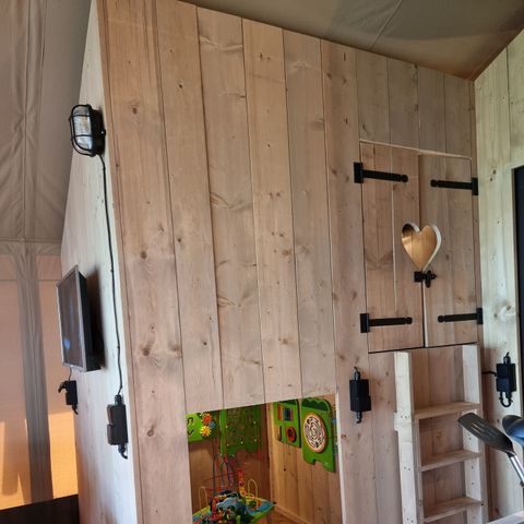 Canvas and wooden tent 6 persons - including sanitary facilities