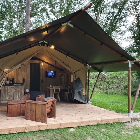 Canvas and wooden tent 4 persons - including sanitary facilities