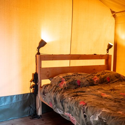 CANVAS AND WOOD TENT 4 people - including sanitary facilities