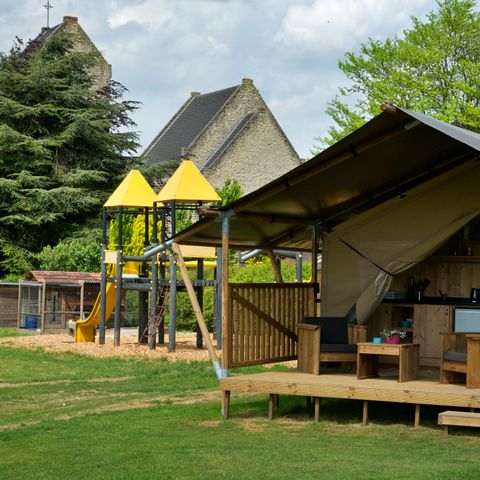 Canvas and wooden tent 4 persons - including sanitary facilities