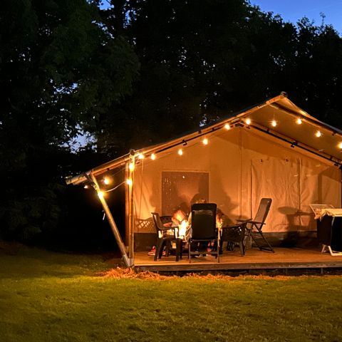 Canvas and wooden tent 4 persons - including sanitary facilities