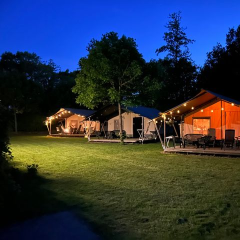 Canvas and wooden tent 4 persons - including sanitary facilities