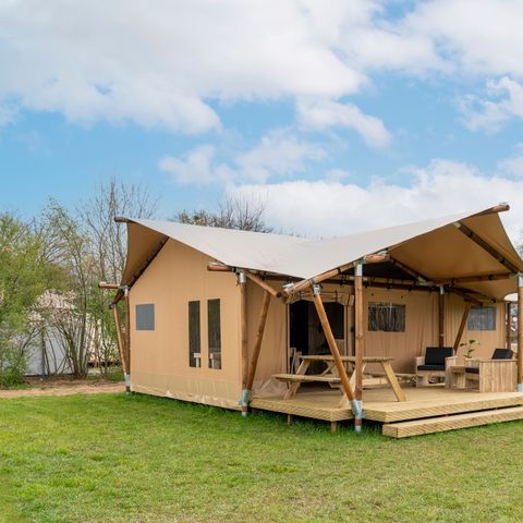Canvas and wooden tent 4 persons - with private sanitary facilities (max. 2 adults)
