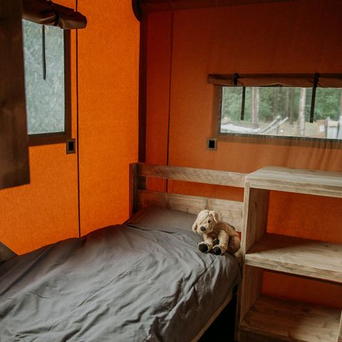 Canvas and wooden tent 4 persons - with private sanitary facilities (max. 2 adults)