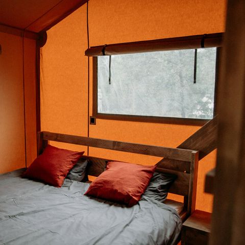 Canvas and wooden tent 4 persons - with private sanitary facilities (max. 2 adults)