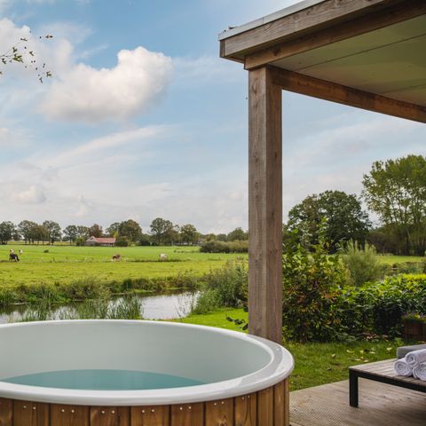 Bungalow 2 persons - River Lodge 'Wellnesshuus' with bubble bath, sauna, bathtub and sunshower