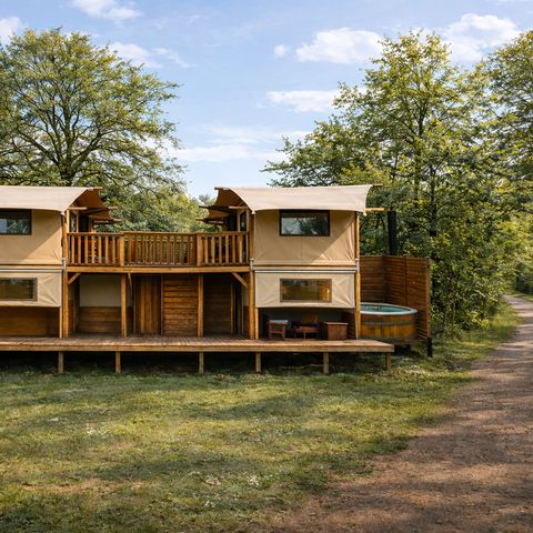 UNUSUAL ACCOMMODATION 6 people - Treehouse tent with bubble bath