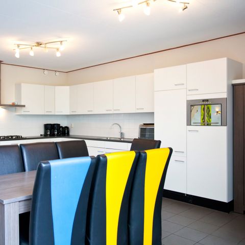 HOUSE 24 people