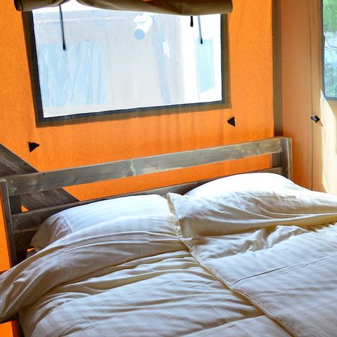 CANVAS AND WOOD TENT 8 people